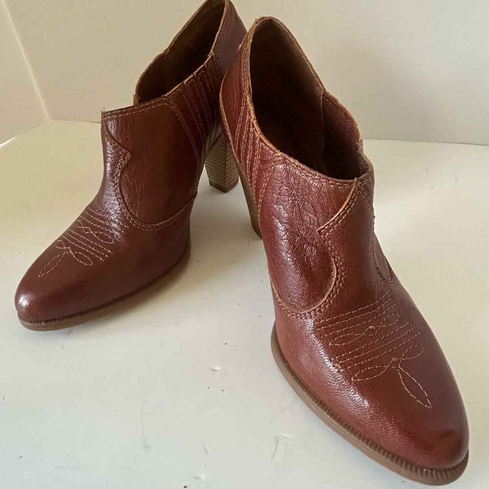 Gianni Binni ankle shoes size 7 
Leather upper